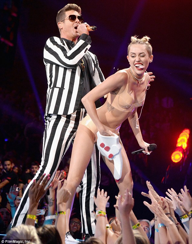 Miley Cyrus Twerking Nude photo 20