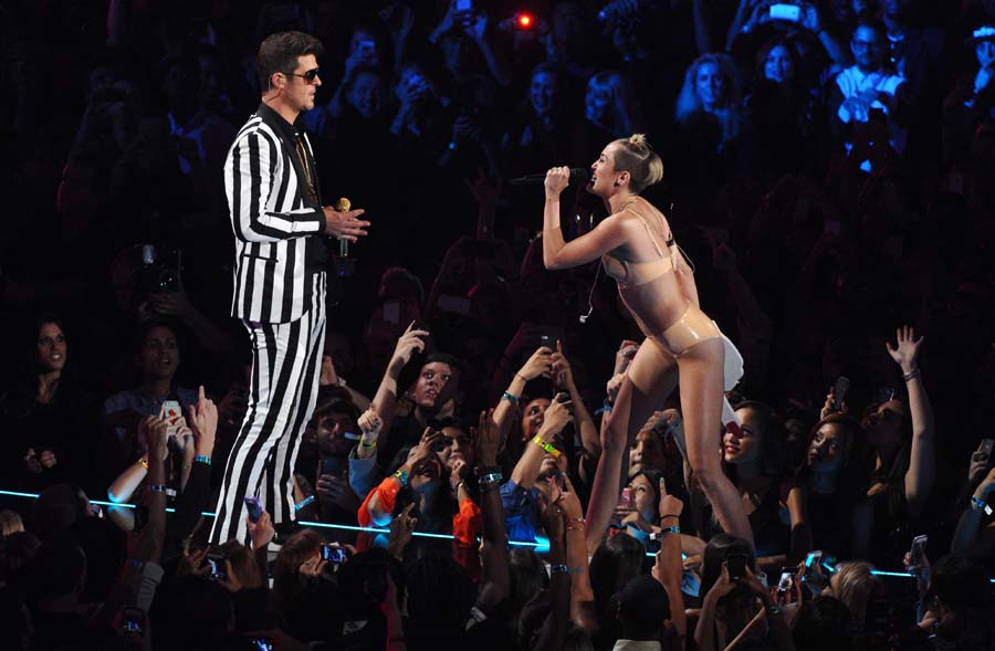 Miley Cyrus Twerking Nude photo 3