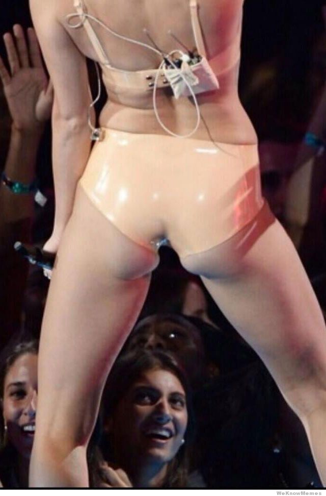 Miley Cyrus Twerking Nude photo 16