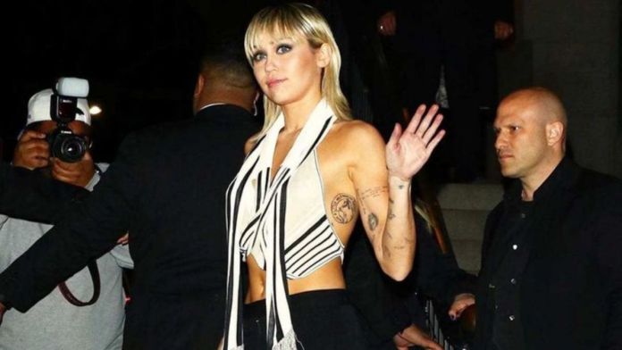 Miley Cyrus Boob Pictures photo 27