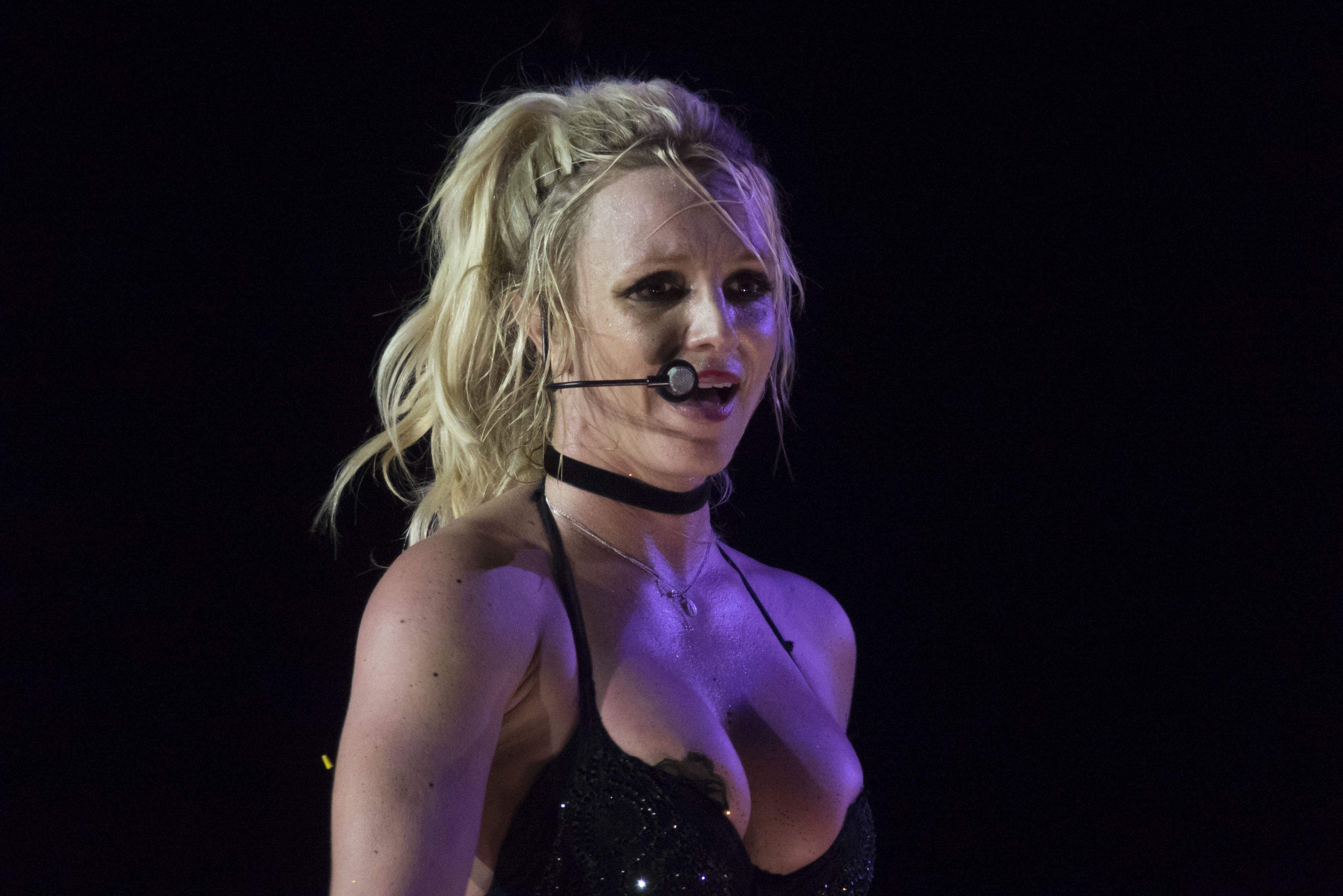 Britney Nipple Slip photo 27
