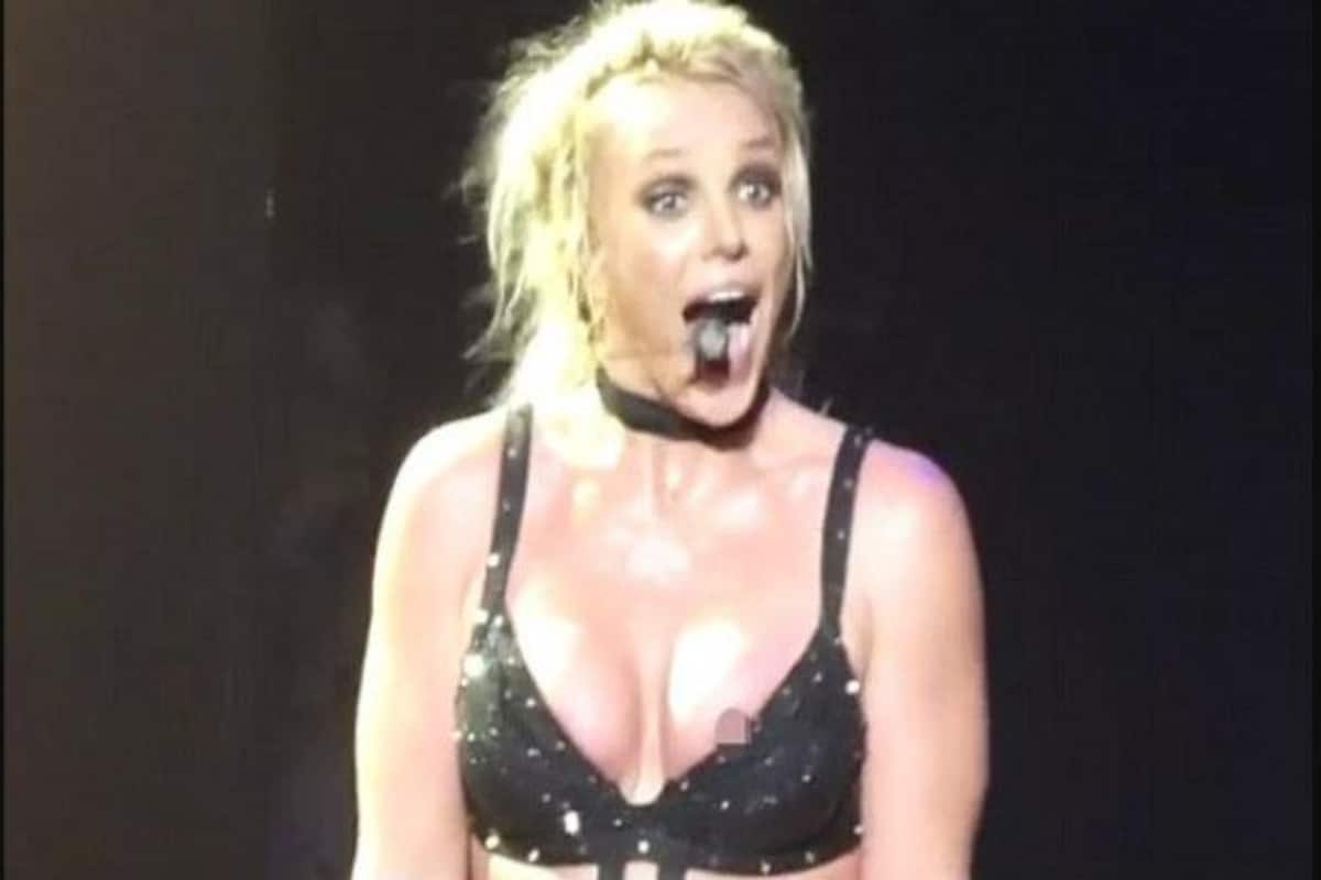 Britney Nipple Slip photo 16
