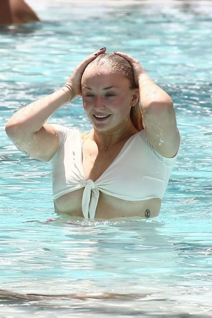 Sophie Turner Naked Pictures photo 25