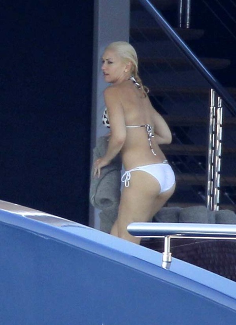 Gwen Stefani Bikini Photos photo 2