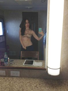 Allison Brie Nude Leak photo 7