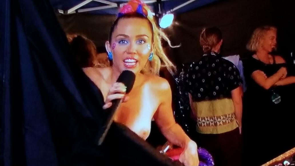 Miley Cyrus Boob Pictures photo 12