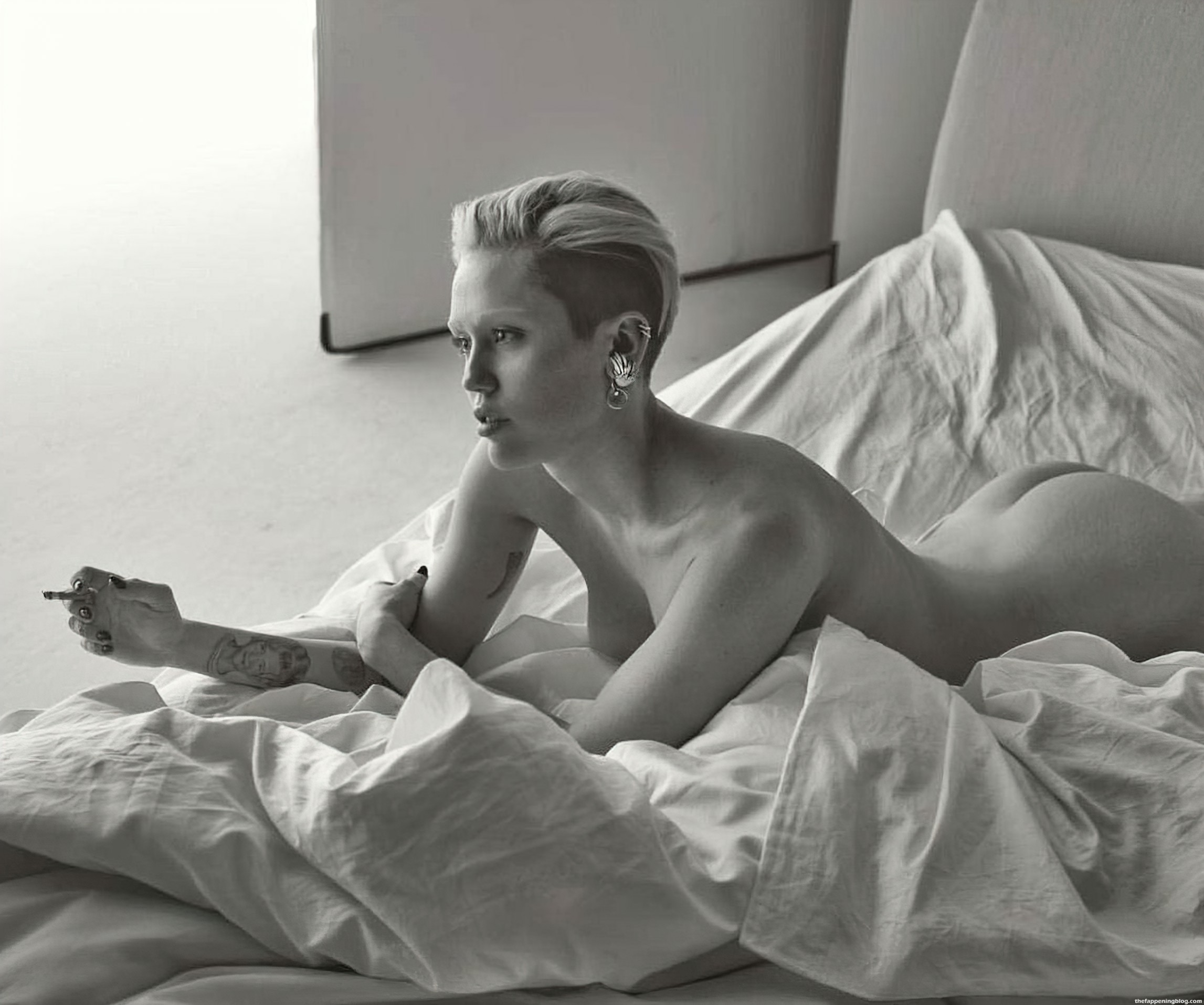 Miley Sirus Nude photo 12
