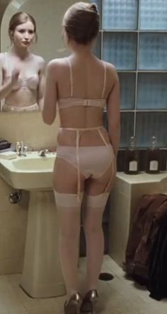 Emily Browning Butt photo 5