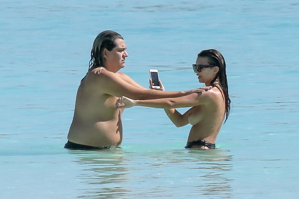 Emily Ratajkowski Topless On Mexican Beach photo 23