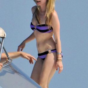 Avril Topless photo 14