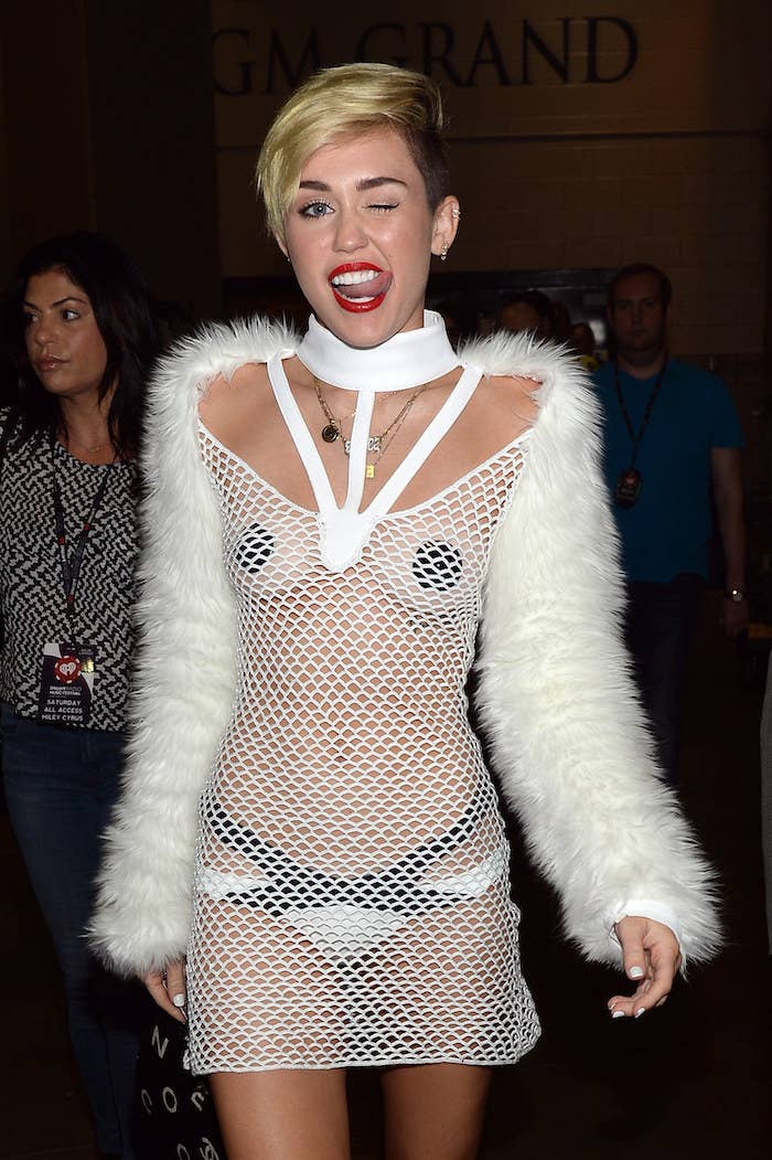 Miley Cyrus Boob Pictures photo 1