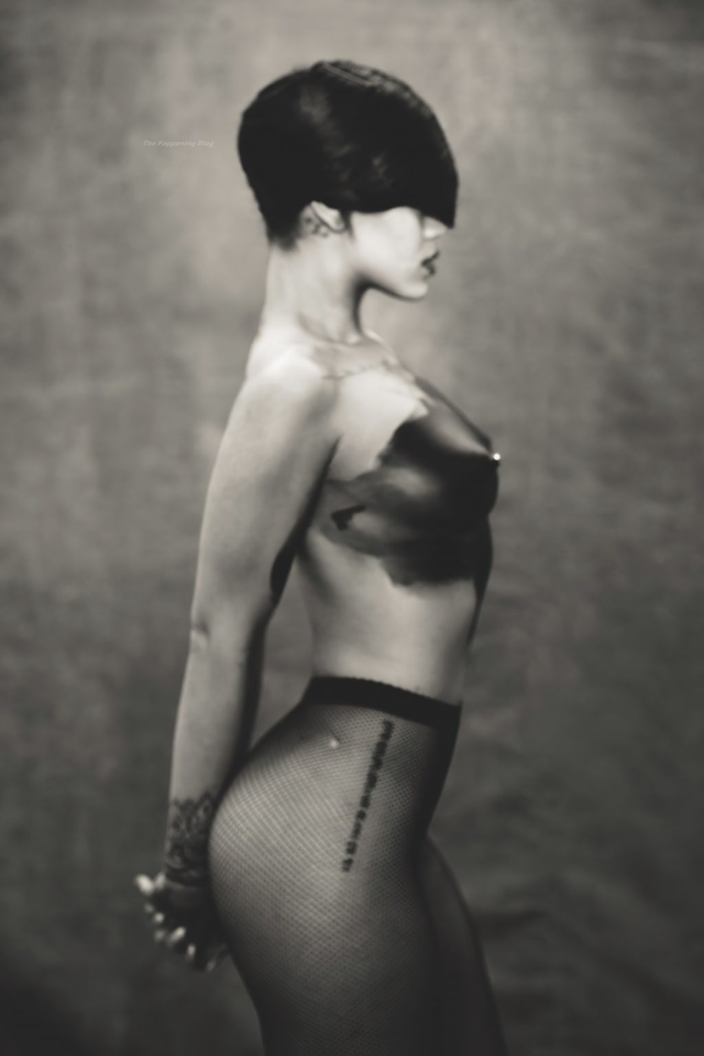 Rihanna Topless Pictures photo 13