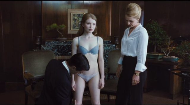 Emily Browning Butt photo 3