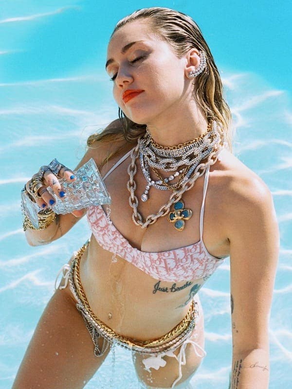 Miley Cyrus Swimsuit Pics photo 15