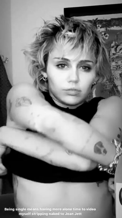 Miley Cyrus Topless Video photo 20