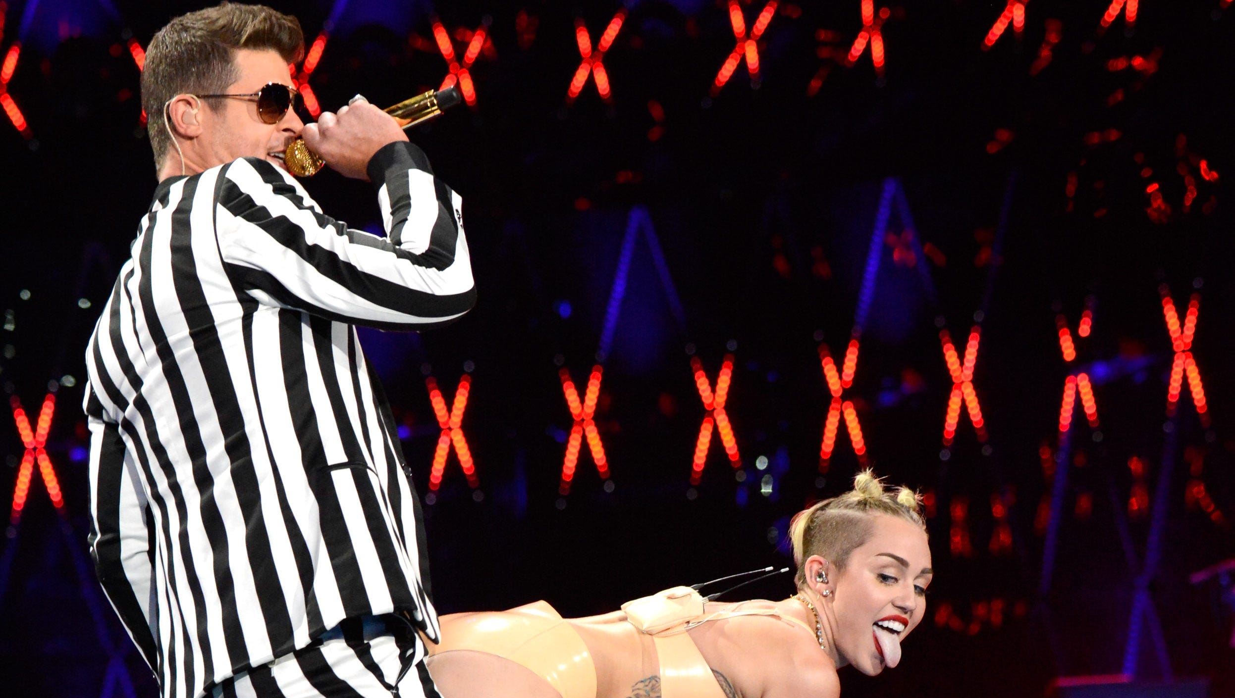 Miley Cyrus Twerking Nude photo 19