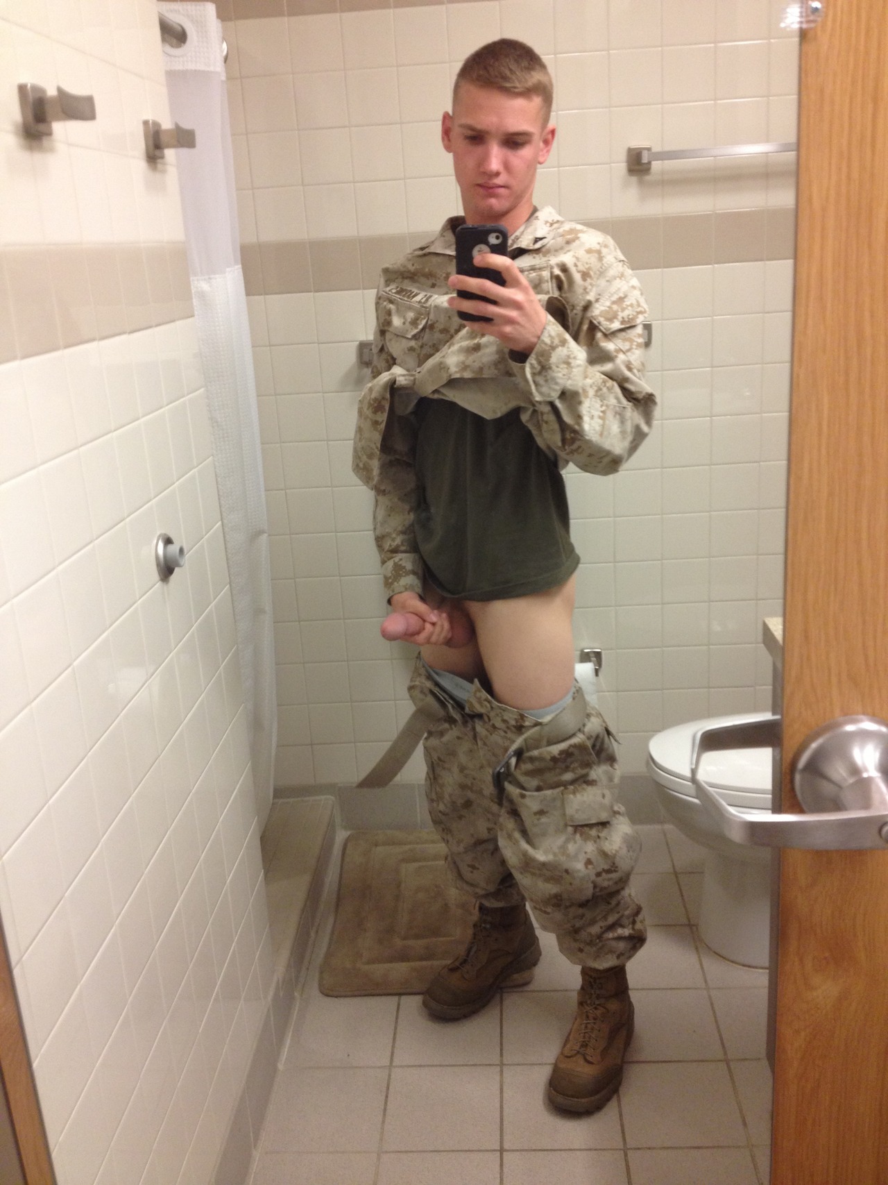 Nude Military Selfies photo 9